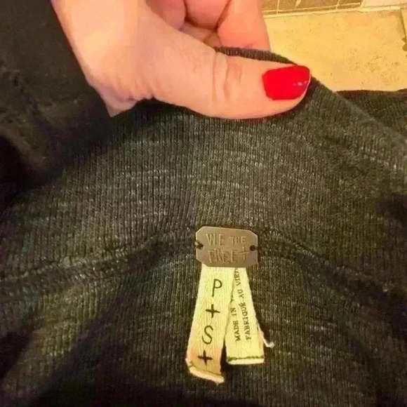 We the Free Palisades off the shoulder sweater in dark grey. Size Small. NWT. - Picture 3 of 5